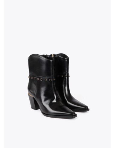 BOTÍN-PIEL-NEGRO-TIPO-COWBOY-DETALLES-METÁLICOS-CIERRE-CREMALLERA-LATERAL-DETALLES-DORADOS-LOLA-CASADEMUNT