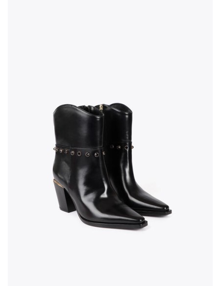 BOTÍN-PIEL-NEGRO-TIPO-COWBOY-DETALLES-METÁLICOS-CIERRE-CREMALLERA-LATERAL-DETALLES-DORADOS-LOLA-CASADEMUNT