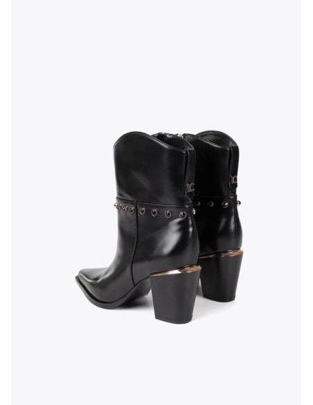 BOTÍN-PIEL-NEGRO-TIPO-COWBOY-DETALLES-METÁLICOS-CIERRE-CREMALLERA-LATERAL-DETALLES-DORADOS-LOLA-CASADEMUNT