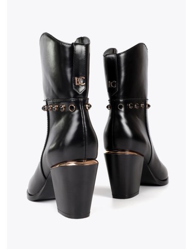 BOTÍN-PIEL-NEGRO-TIPO-COWBOY-DETALLES-METÁLICOS-CIERRE-CREMALLERA-LATERAL-DETALLES-DORADOS-LOLA-CASADEMUNT