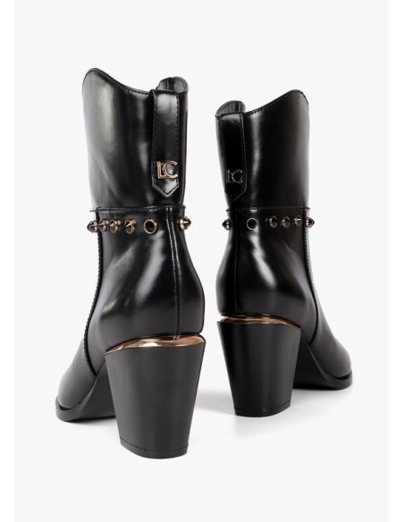 BOTÍN-PIEL-NEGRO-TIPO-COWBOY-DETALLES-METÁLICOS-CIERRE-CREMALLERA-LATERAL-DETALLES-DORADOS-LOLA-CASADEMUNT