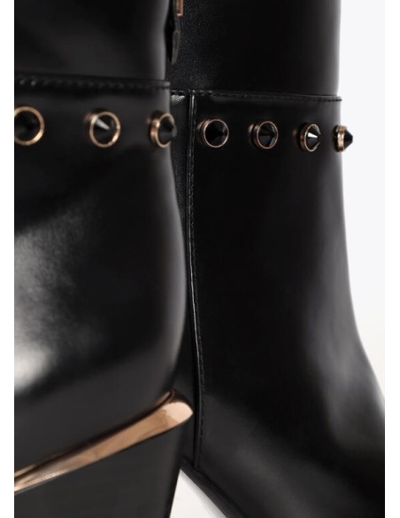 BOTÍN-PIEL-NEGRO-TIPO-COWBOY-DETALLES-METÁLICOS-CIERRE-CREMALLERA-LATERAL-DETALLES-DORADOS-LOLA-CASADEMUNT