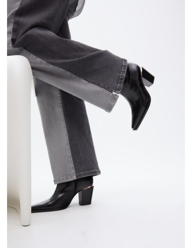 BOTÍN-PIEL-NEGRO-TIPO-COWBOY-DETALLES-METÁLICOS-CIERRE-CREMALLERA-LATERAL-DETALLES-DORADOS-LOLA-CASADEMUNT