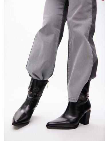 BOTÍN-PIEL-NEGRO-TIPO-COWBOY-DETALLES-METÁLICOS-CIERRE-CREMALLERA-LATERAL-DETALLES-DORADOS-LOLA-CASADEMUNT