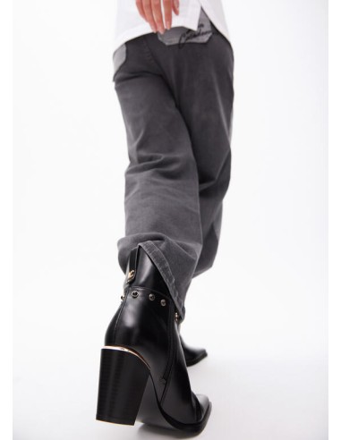 BOTÍN-PIEL-NEGRO-TIPO-COWBOY-DETALLES-METÁLICOS-CIERRE-CREMALLERA-LATERAL-DETALLES-DORADOS-LOLA-CASADEMUNT