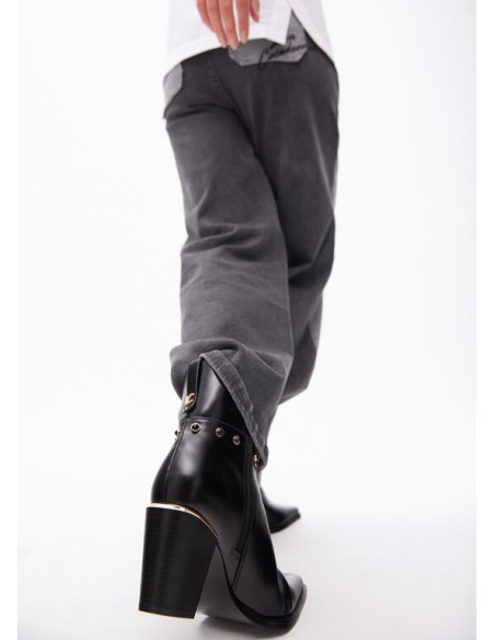 BOTÍN-PIEL-NEGRO-TIPO-COWBOY-DETALLES-METÁLICOS-CIERRE-CREMALLERA-LATERAL-DETALLES-DORADOS-LOLA-CASADEMUNT