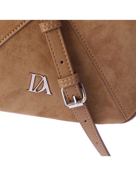 BANDOLERA-MARRÓN-TAUPE-ANTELINA-ASA-REGULABLE-LOGO-FRONTAL-CREMALLERA-TRASERA-DON-ALGODÓN