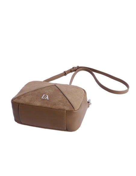 BANDOLERA-MARRÓN-TAUPE-ANTELINA-ASA-REGULABLE-LOGO-FRONTAL-CREMALLERA-TRASERA-DON-ALGODÓN