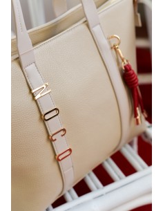 BOLSO-SHOPPER-BEIGE-ASAS-HOMBRO-LOGO-LETRAS-DORADAS-COMPARTIMENTO-TRASERO-NOCO-COMPLEMENTOS 2