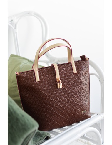 BOLSO-TOTE-GRABADO-NC-MARRÓN-DOS-ASAS-DETALLE-FCSIA-CRUDO-CANDADO-NOCO-COMPLEMENTOS