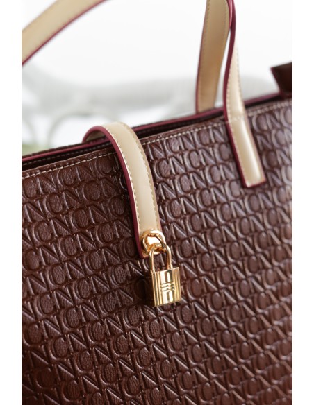 BOLSO-TOTE-GRABADO-NC-MARRÓN-DOS-ASAS-DETALLE-FCSIA-CRUDO-CANDADO-NOCO-COMPLEMENTOS