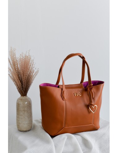 SHOPPER-CAMEL-DOS-ASAS-PIEL-VEGANA-PESPUNTES-ACONTRASTE-CRUDO-LOGO-DORADO-NOCO-COMPLEMENTOS