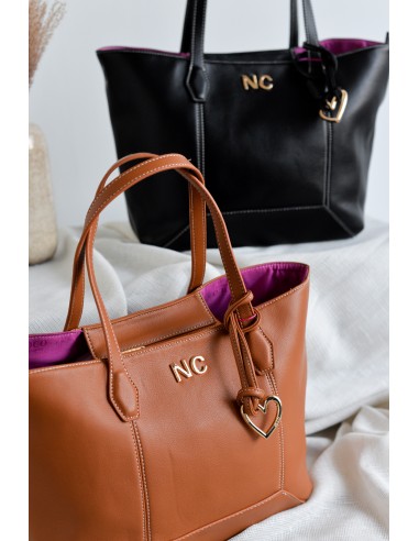 SHOPPER-CAMEL-DOS-ASAS-PIEL-VEGANA-PESPUNTES-ACONTRASTE-CRUDO-LOGO-DORADO-NOCO-COMPLEMENTOS