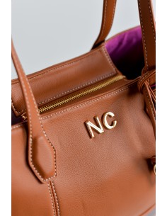 SHOPPER-CAMEL-DOS-ASAS-PIEL-VEGANA-PESPUNTES-ACONTRASTE-CRUDO-LOGO-DORADO-NOCO-COMPLEMENTOS 2