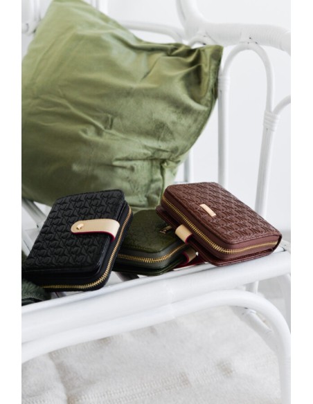 MONEDERO-LOGOTIPADO-AL-TONO-DOS-COMPARTIMENTOS-DETALLES-FUCSIA-CRUDO-NOCO-COMPLEMENTOS