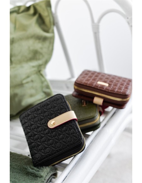 MONEDERO-LOGOTIPADO-AL-TONO-DOS-COMPARTIMENTOS-DETALLES-FUCSIA-CRUDO-NOCO-COMPLEMENTOS