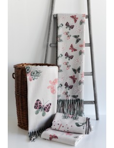 BUFANDA-ESTAMPADO-MARIPOSAS-LADO-INFERIOR-COLOR-LISO-NOCO-COMPLEMENTOS