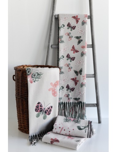 BUFANDA-ESTAMPADO-MARIPOSAS-LADO-INFERIOR-COLOR-LISO-NOCO-COMPLEMENTOS