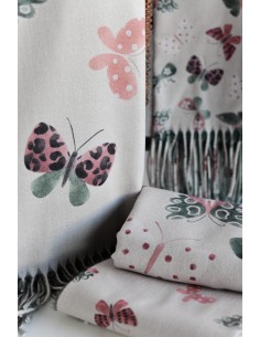 BUFANDA-ESTAMPADO-MARIPOSAS-LADO-INFERIOR-COLOR-LISO-NOCO-COMPLEMENTOS 2