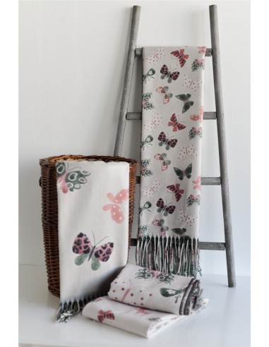 BUFANDA-ESTAMPADO-MARIPOSAS-LADO-INFERIOR-COLOR-LISO-NOCO-COMPLEMENTOS