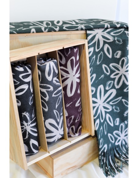 BUFANDA-MARGARITAS-BLANCAS-FONDO-LADO-INFERIOR-UN-SOLO-COLOR-NOCO-COMPLEMENTOS