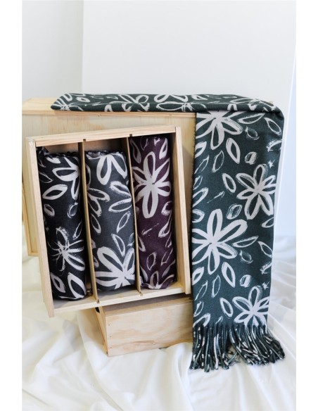 BUFANDA-MARGARITAS-BLANCAS-FONDO-LADO-INFERIOR-UN-SOLO-COLOR-NOCO-COMPLEMENTOS