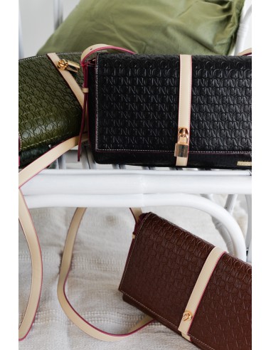 BANDOLERA-NEGRA-RECTANGULAR-CIERRE-SOLAPA-CREMALLERA-DETALLES-FUCSIA-CRUDO-ASA-BANDOLERA-EXTRAÍBLE-NOCO-COMPLEMENTOS