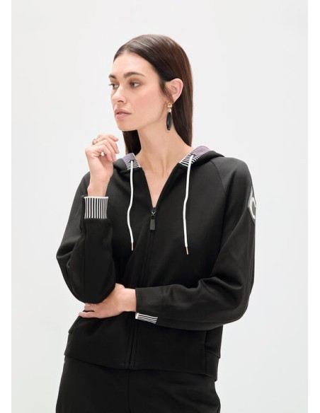 SUDADERA-SCUBA-CAPUCHA-CORDONES-CIERRE-CREMALLERA-DETALLES-BICOLOR-LOGO-MANGA-LOLA-CASADEMUNT