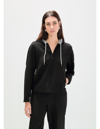 SUDADERA-SCUBA-CAPUCHA-CORDONES-CIERRE-CREMALLERA-DETALLES-BICOLOR-LOGO-MANGA-LOLA-CASADEMUNT