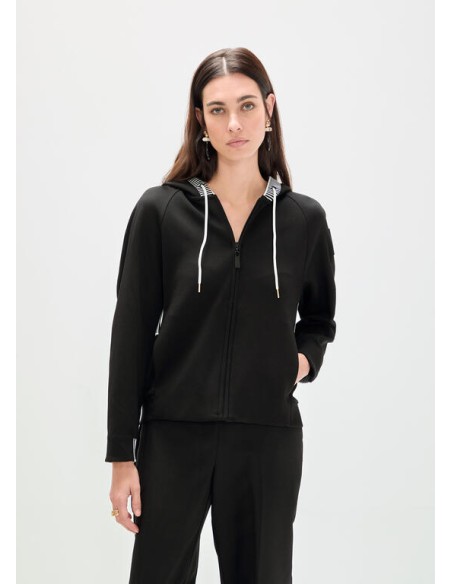 SUDADERA-SCUBA-CAPUCHA-CORDONES-CIERRE-CREMALLERA-DETALLES-BICOLOR-LOGO-MANGA-LOLA-CASADEMUNT