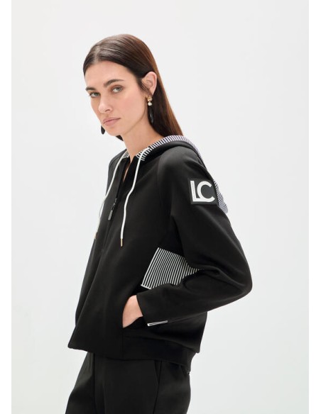 SUDADERA-SCUBA-CAPUCHA-CORDONES-CIERRE-CREMALLERA-DETALLES-BICOLOR-LOGO-MANGA-LOLA-CASADEMUNT