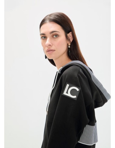 SUDADERA-SCUBA-CAPUCHA-CORDONES-CIERRE-CREMALLERA-DETALLES-BICOLOR-LOGO-MANGA-LOLA-CASADEMUNT