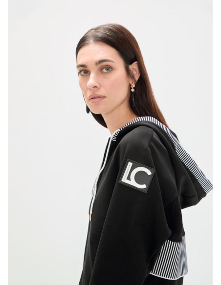 SUDADERA-SCUBA-CAPUCHA-CORDONES-CIERRE-CREMALLERA-DETALLES-BICOLOR-LOGO-MANGA-LOLA-CASADEMUNT