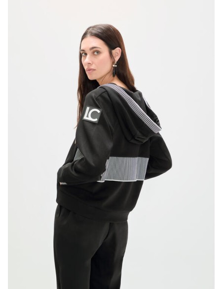 SUDADERA-SCUBA-CAPUCHA-CORDONES-CIERRE-CREMALLERA-DETALLES-BICOLOR-LOGO-MANGA-LOLA-CASADEMUNT