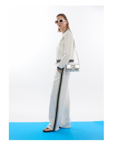 BOMBER-SCUBA-BLANCA-DETALLES-NEGRO-BRILLANTITOS-LOGO-FRONTAL-LOLA-CASADEMUNT