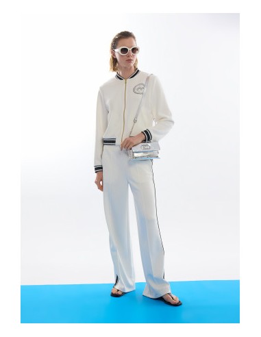 BOMBER-SCUBA-BLANCA-DETALLES-NEGRO-BRILLANTITOS-LOGO-FRONTAL-LOLA-CASADEMUNT