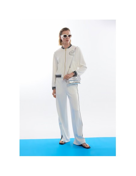 BOMBER-SCUBA-BLANCA-DETALLES-NEGRO-BRILLANTITOS-LOGO-FRONTAL-LOLA-CASADEMUNT