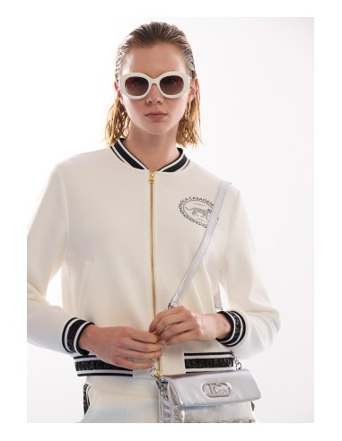 BOMBER-SCUBA-BLANCA-DETALLES-NEGRO-BRILLANTITOS-LOGO-FRONTAL-LOLA-CASADEMUNT