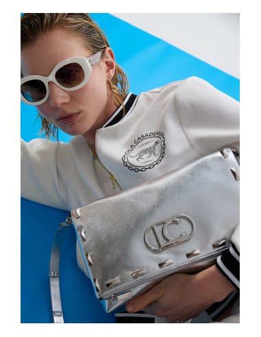 BOMBER-SCUBA-BLANCA-DETALLES-NEGRO-BRILLANTITOS-LOGO-FRONTAL-LOLA-CASADEMUNT