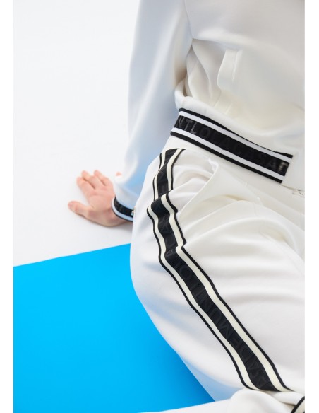 BOMBER-SCUBA-BLANCA-DETALLES-NEGRO-BRILLANTITOS-LOGO-FRONTAL-LOLA-CASADEMUNT