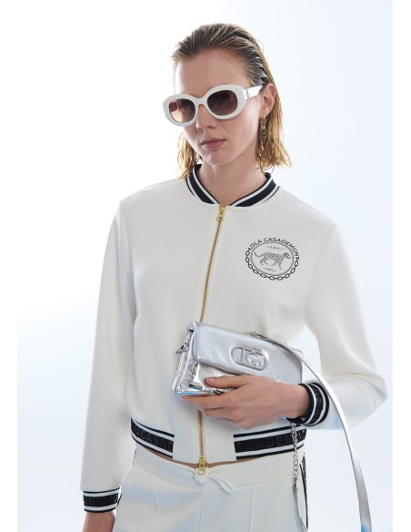 BOMBER-SCUBA-BLANCA-DETALLES-NEGRO-BRILLANTITOS-LOGO-FRONTAL-LOLA-CASADEMUNT