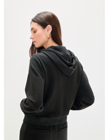 SUDADERA-NEGRA-SCUBA-STRASS-FRONTAL-CAPUCHA-CORDONES-LOLA-CASADEMUNT