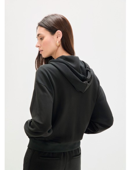 SUDADERA-NEGRA-SCUBA-STRASS-FRONTAL-CAPUCHA-CORDONES-LOLA-CASADEMUNT