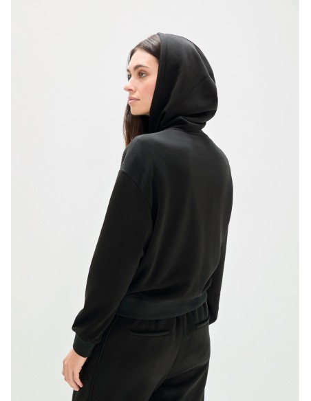 SUDADERA-NEGRA-SCUBA-STRASS-FRONTAL-CAPUCHA-CORDONES-LOLA-CASADEMUNT