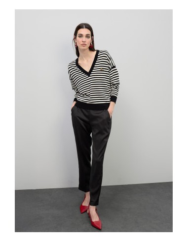 JERSEY-PICO-BICOLOR-NEGRO-BLANCO-LOGO-LOLA-CASADEMUNT