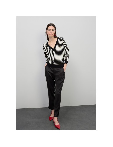 JERSEY-PICO-BICOLOR-NEGRO-BLANCO-LOGO-LOLA-CASADEMUNT