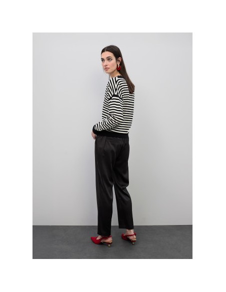 JERSEY-PICO-BICOLOR-NEGRO-BLANCO-LOGO-LOLA-CASADEMUNT