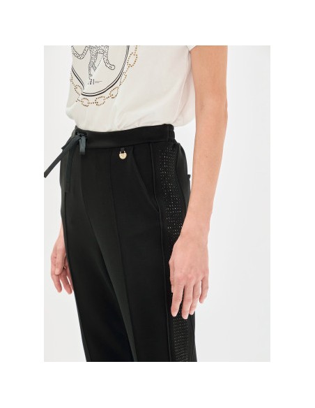 PANTALONES-NEGROS-TEJIDO-SCUBA-STRASS-LATERALES-CORDÓN-AJUSTABLE-LOLS-CASADEMUNT