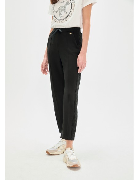 PANTALONES-NEGROS-TEJIDO-SCUBA-STRASS-LATERALES-CORDÓN-AJUSTABLE-LOLS-CASADEMUNT