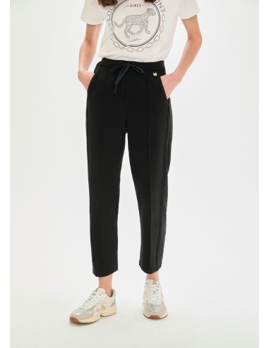 PANTALONES-NEGROS-TEJIDO-SCUBA-STRASS-LATERALES-CORDÓN-AJUSTABLE-LOLS-CASADEMUNT